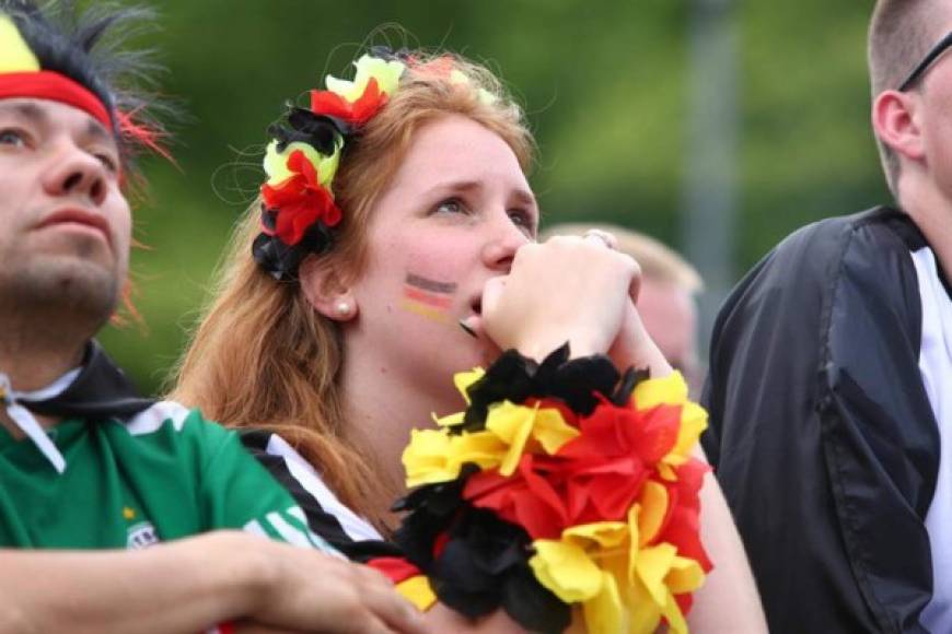 Las alemanas dijeron presente para apoyar a su selección que fue eliminada. Foto EFE