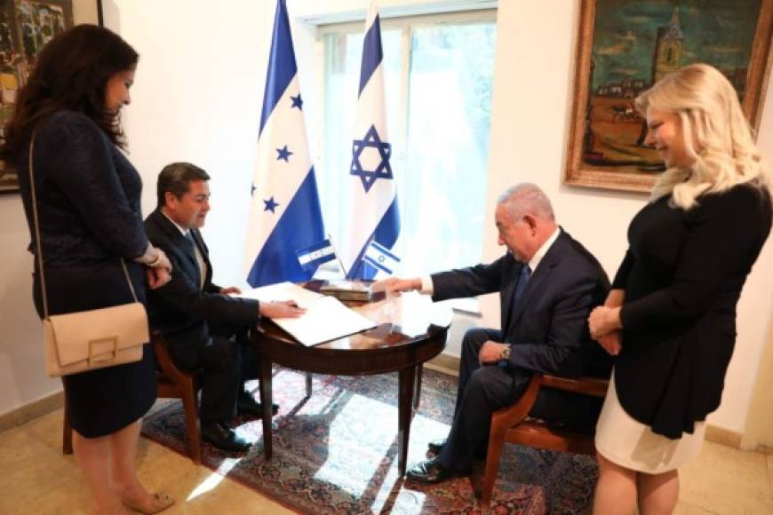 "Benjamín Netanyahu recibió en su residencia a la pareja presidencial de Honduras. En el encuentro se trataron los temas de fortalecimiento comercial, agro, tecnología e innovación, educación y seguridad, entre otros, informó Casa Presidencial."