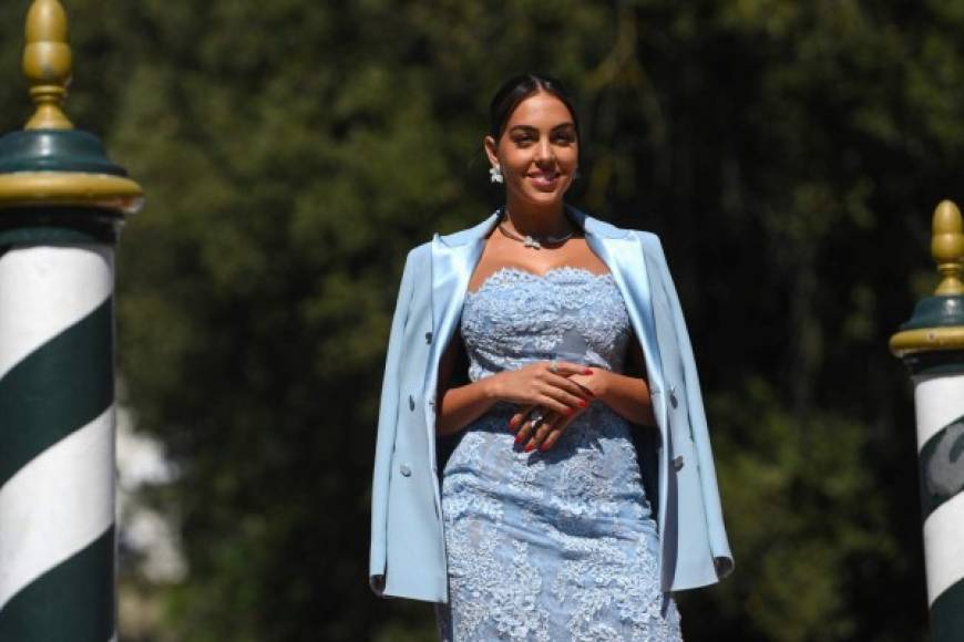 ¡Bellísima! Georgina Rodríguez cautiva con un delicado diseño azul en el Festival de Cine de Venecia