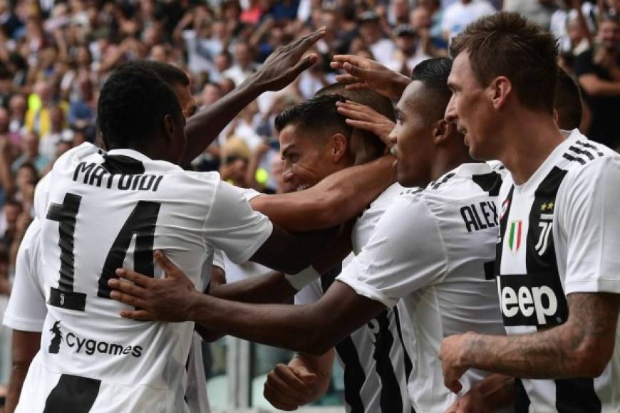 Los jugadores de la Juventus felicitaron a Cristiano Ronaldo por sus goles. Foto AFP