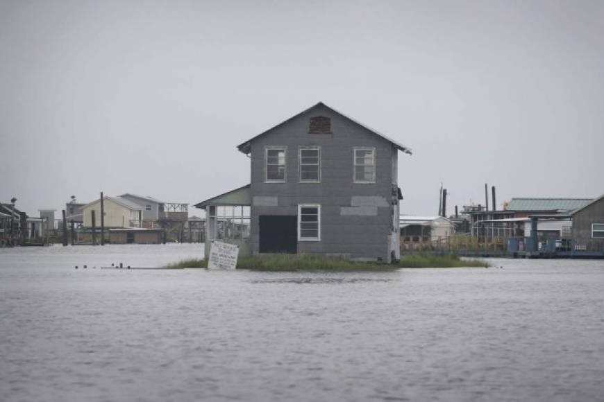 'Esperamos inundaciones en la parte sur de Luisiana', dijo Edwards, quien precisó que puede haber en el área de Nueva Orleans y que podría amenazar vidas humanas.