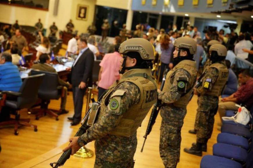 La tensión aumenta en El Salvador luego de que el presidente Nayib Bukele lanzara un ultimátum al Congreso de mayoría opositora para que apruebe un millonario préstamo para su plan de seguridad, abriendo un enfrentamiento que alarma a la ONU.