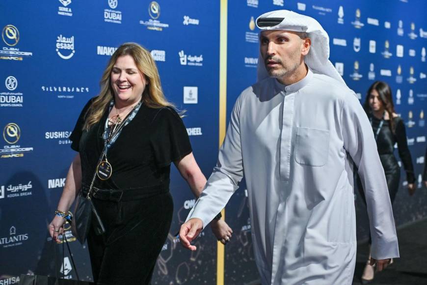 El presidente del Manchester City, Khaldoon al-Mubarak, llegando a la ceremonia de entrega de los Globe Soccer Awards.