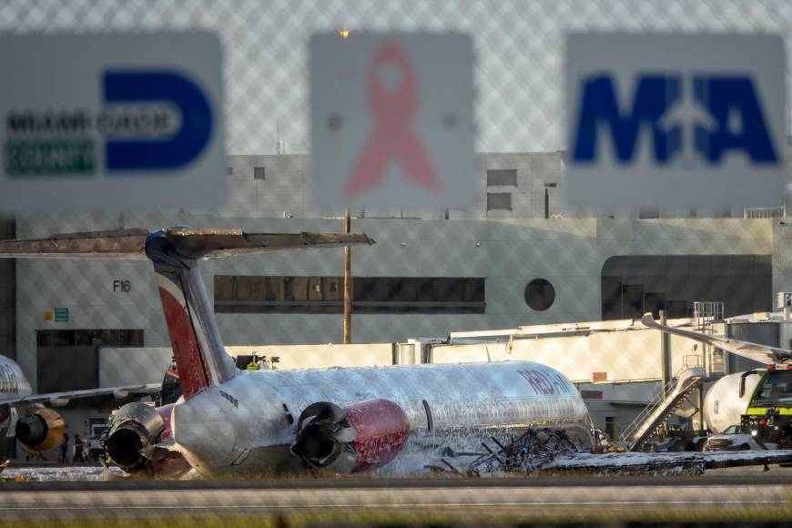 “Pensé que iba a morir”: Las imágenes del incendio de un avión de pasajeros al aterrizar en Miami