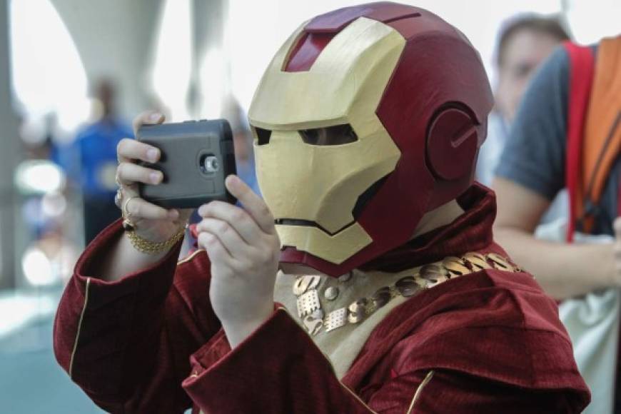 Iron Man graba el evento con su tecnológicamente avanzado 'smartphone'.