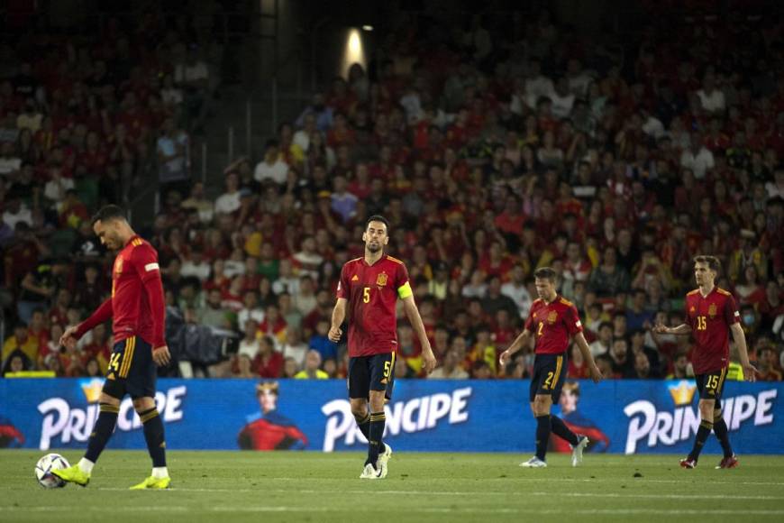 Los jugadores de España salieron cabizbajos del campo por ceder un empate en el debut de la UEFA Nations League.