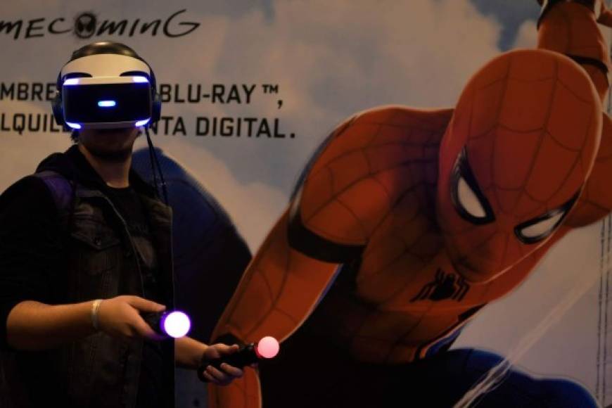España. Escapando a lo virtual. Un visitante usa gafas de realidad virtual en el festival Madrid Comic, que finaliza el 12 de noviembre.