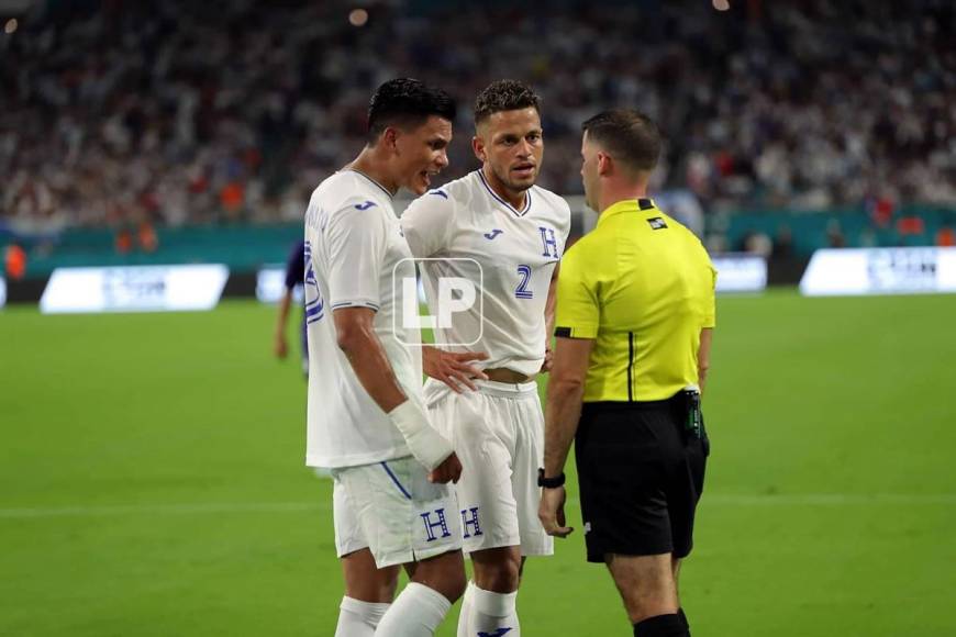 Marcelo Santos y Denil Maldonado le reclaman al árbitro estadounidense Rubiel Vázquez luego de pitar un penal a favor de Argentina.
