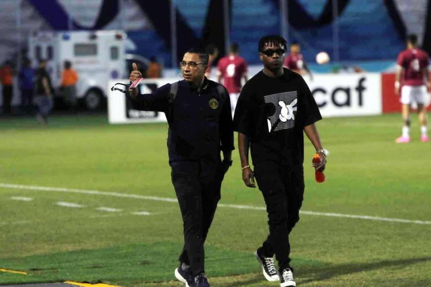 Emilio Izaguirre, director deportivo de Motagua, llegando al estadio capitalino junto a Kevin Álvarez, quien fue descartado por César Vigevani para este partido.