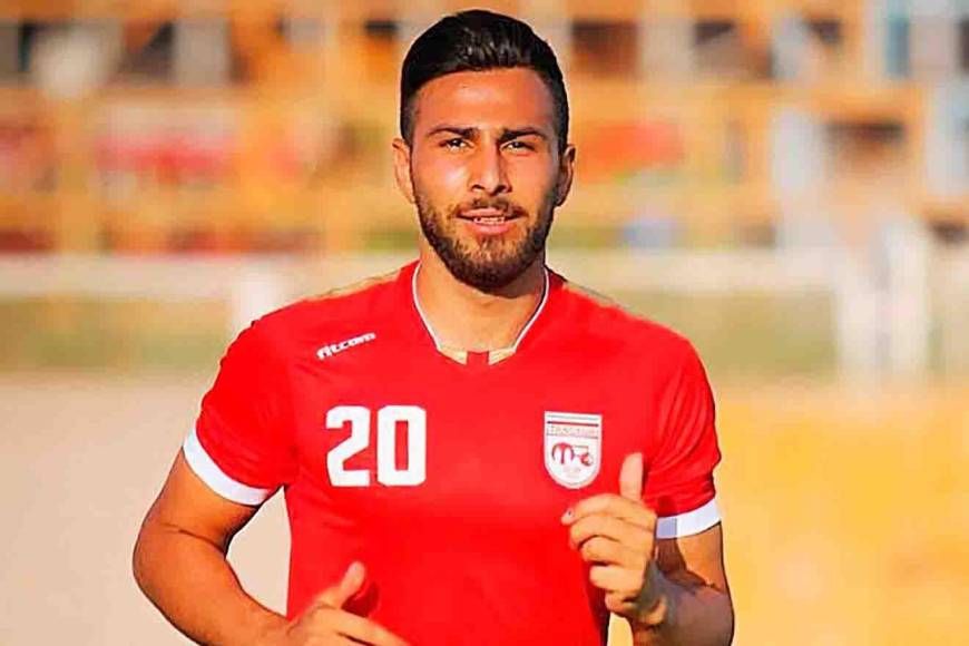 El futbolista <b>Amir Nasr Azadani</b> ha conseguido evitar la muerte en la horca, aunque no ha quedado exento de un duro castigo por parte del régimen iraní. 