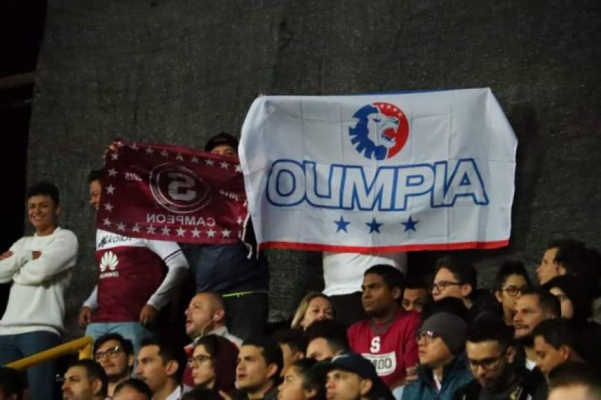 Un aficionado apareció con la bandera del Olimpia en las gradas del estadio Ricardo Saprissa.