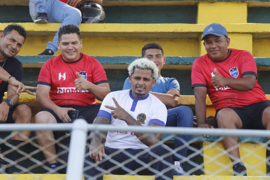 Wilfredo Barahona posando con amigos en las gradas del estadio Humberto Micheletti.