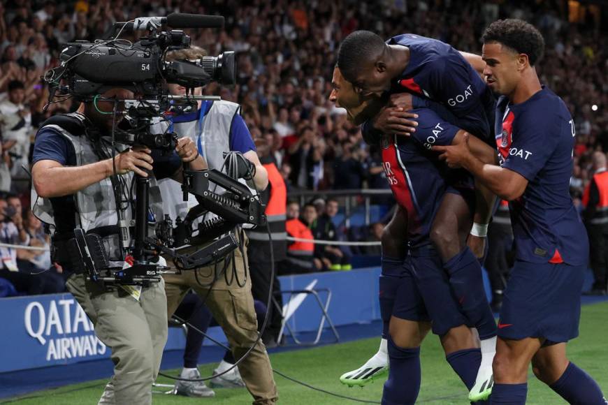 Ousmane Dembélé saltó sobre Mbappé para celebrar el 2-0 del PSG en el partido ante el Lens.