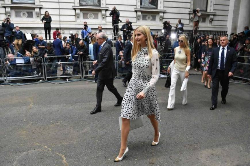 Ivanka y sus hermanos han acaparado la atención de la prensa británica y de los manifestantes en Londres.