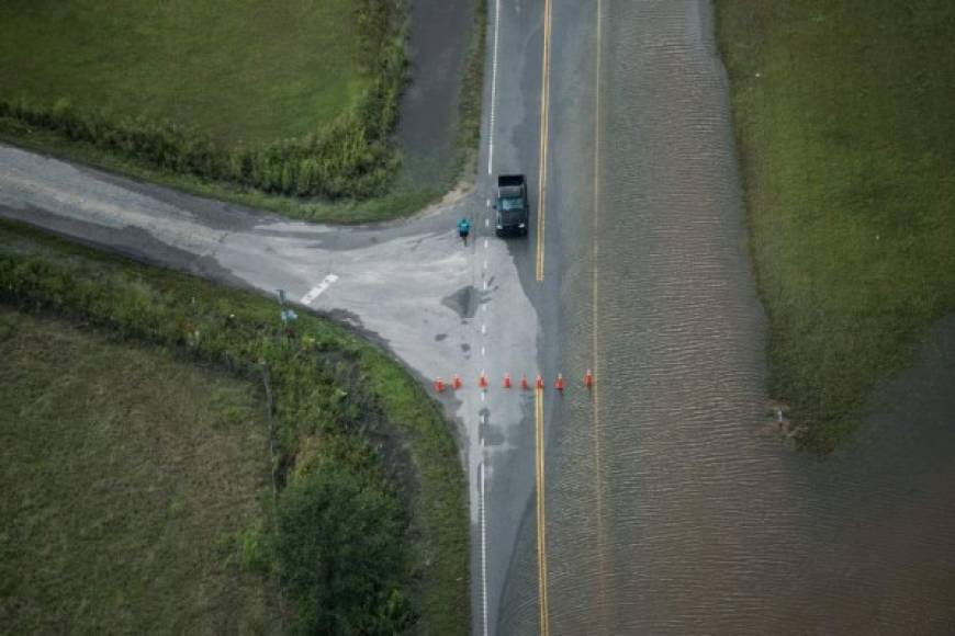 Las autoridades han advertido a los residentes de las Carolinas que no intenten regresar a sus hogares ya que muchas autopistas siguen inundadas.