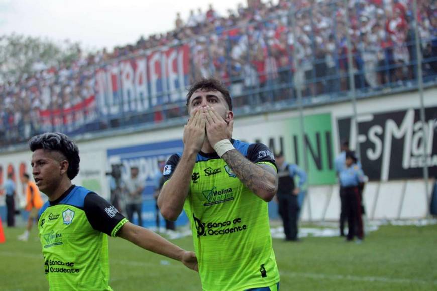 Agustín Auzmendi mandó un beso a los aficionados del Olancho FC tras su gol.