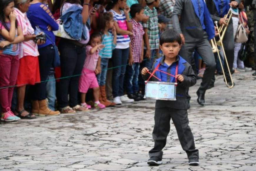 El pequeño Isaí Josafat Zelaya acompaña a la banda del Instituto Santo Domingo Savio de Copán.