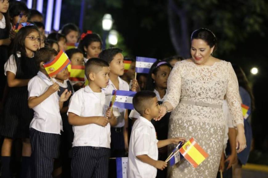 La primera dama Ana de Hernández se alista a recibir a la reina Letizia.