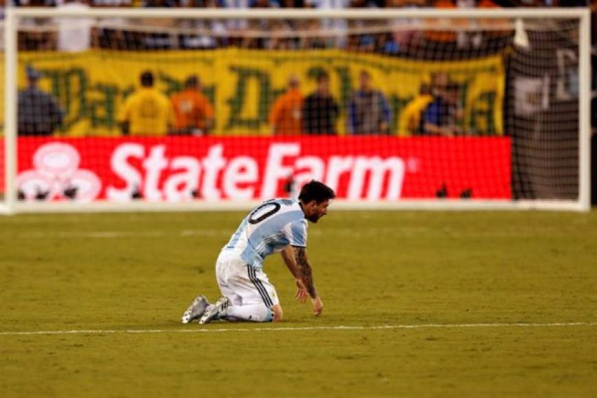 Como nunca antes se vio a Messi, de rodillas y desmoronado en el terreno de juego después de que se le escapara por cuarta vez un título con la selección absoluta.
