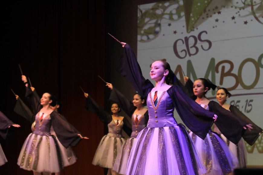 Las jovencitas de la Academia Bellas Artes presentaron un estupendo baile inspirado en Harry Potter.