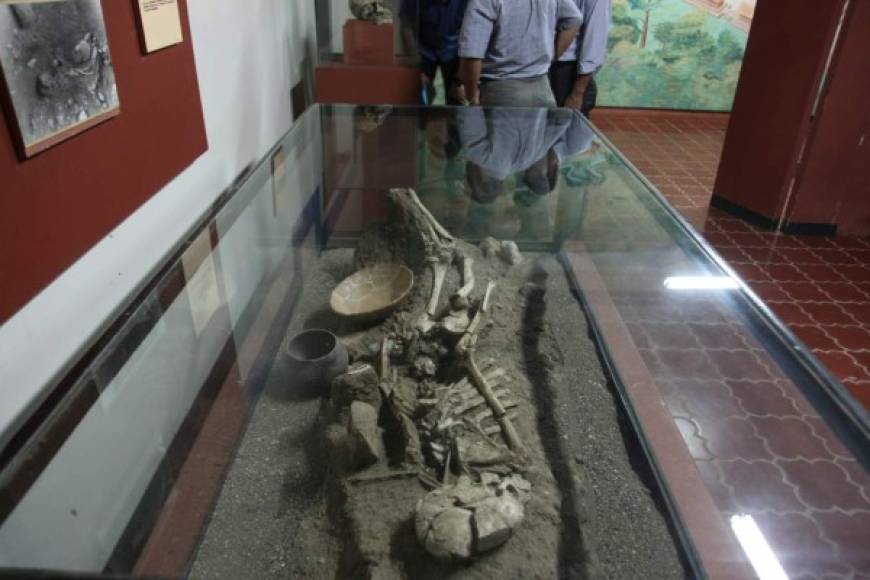 El museo de el parque arqueológico de El Puente guarda vestigios de tumbas y restos humanos.