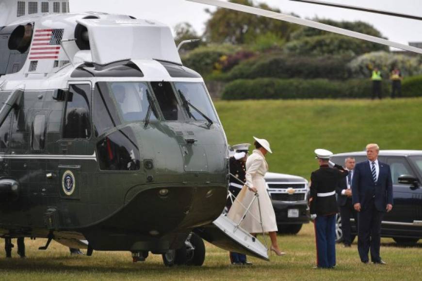 Pese a los escándalos, la pareja presidencial fue recibida con toda la pompa de la monarquía británica en el palacio de Buckingham.