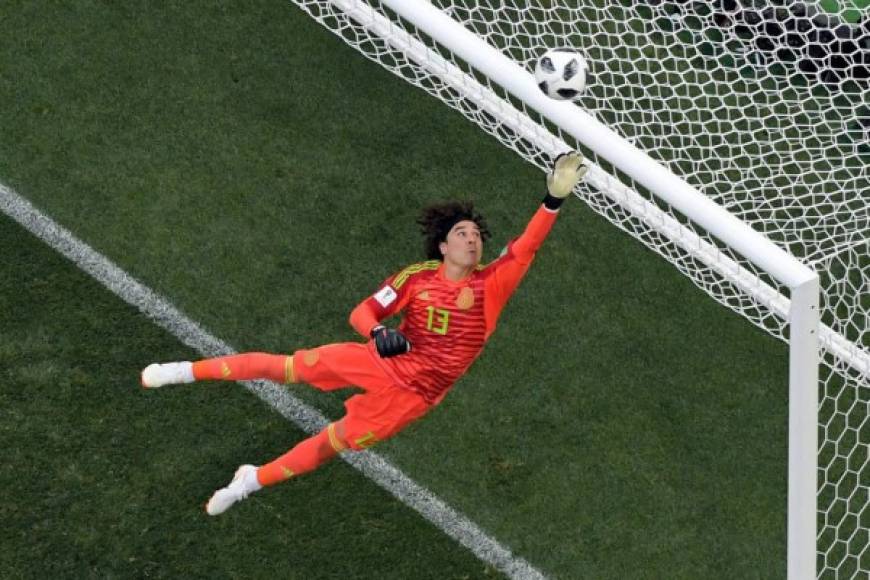 'Memo' Ochoa evitó el empate de Alemania al desviar este disparo en el que el balón terminó pegando en el horizontal. Foto AFP