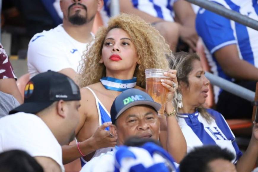 Sandy robó suspiros en las graderías del BBVA Stadium de Houston ya que ella acudió a disfrutar de los partidos de la selección hondureña.