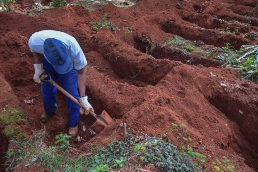 Una parte está cubierta de mala hierba, otra dividida en lotes de tierra roja. De un extremo a otro, avanza un muro repleto de osarios con un sinfín de nombres y fechas.