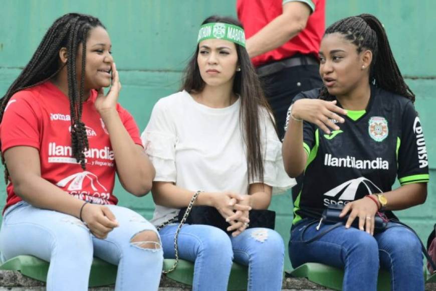 Guapas aficionadas del Marathón apoyando a su equipo ante Motagua.