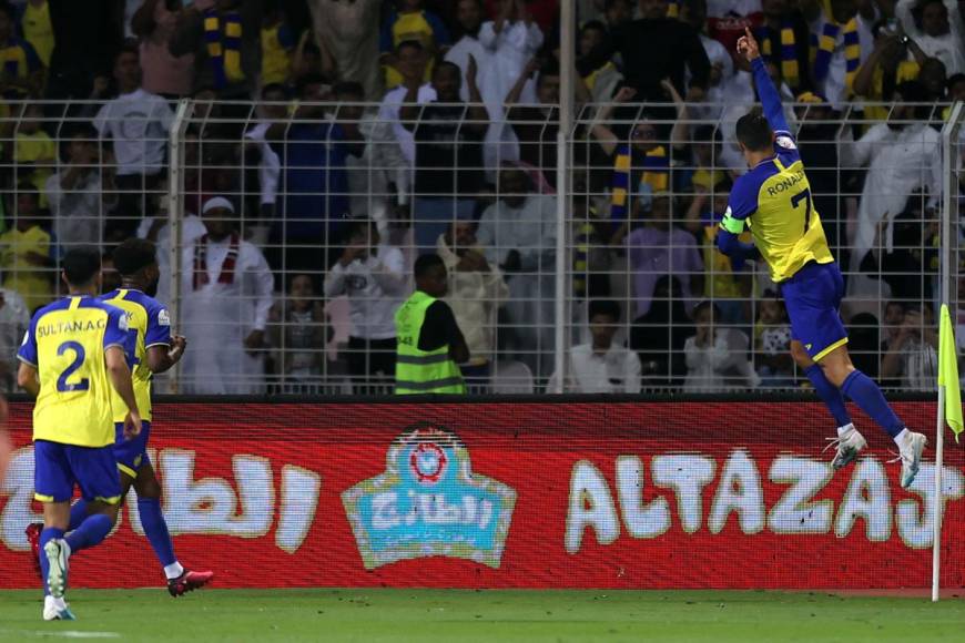 El tremendo salto de Cristiano Ronaldo para celebrar su primer gol del partido contra el Al-Wehda.