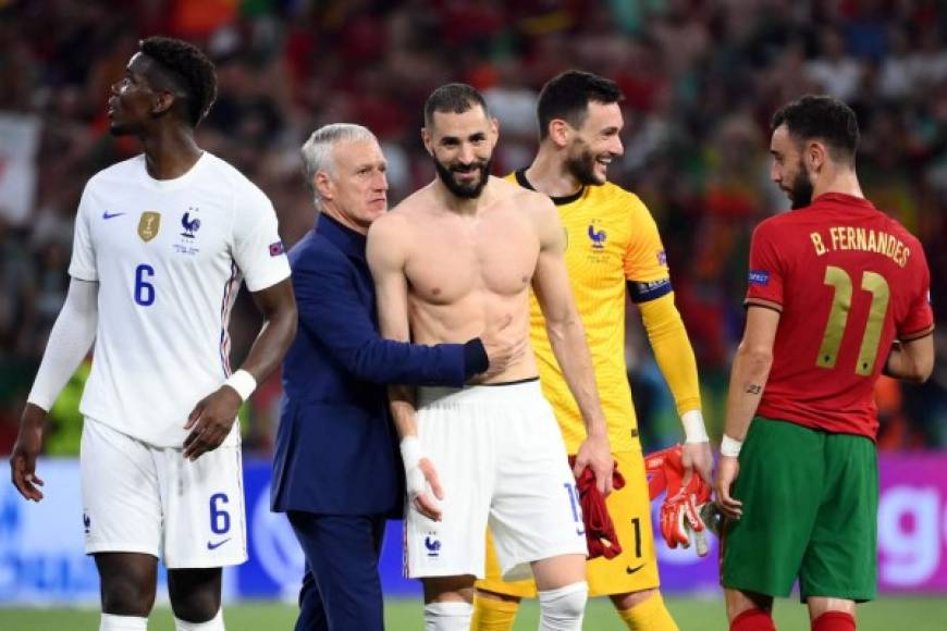 Didier Deschamps felicitando a Karim Benzema.