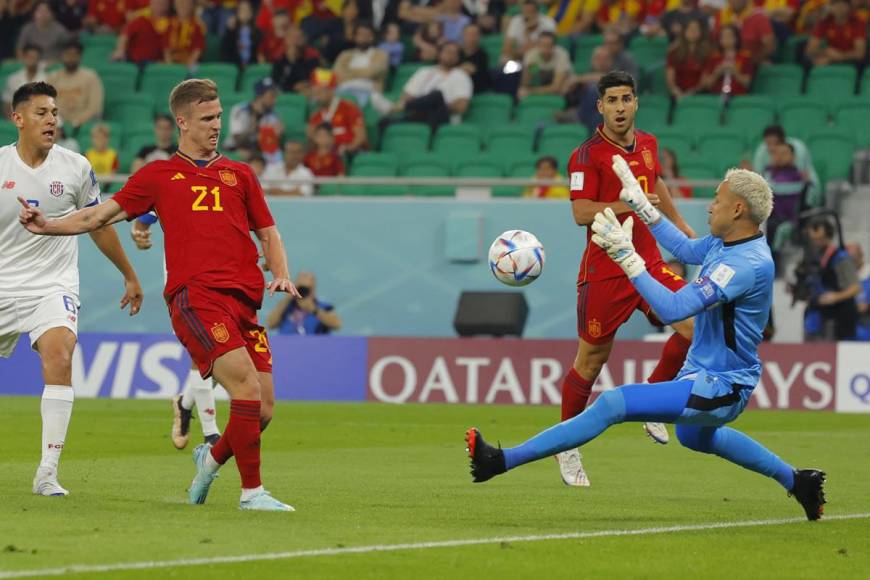 Dani Olmo marcó así ante Keylor Navas el primer gol de España en el partido y en esta Copa del Mundo.