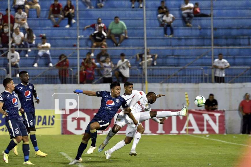 El balón cruzó toda el área tras el tiro libre de Gabriel Araújo Carvalho y terminó en el fondo del arco de Motagua para el 1-0 del Olimpia.