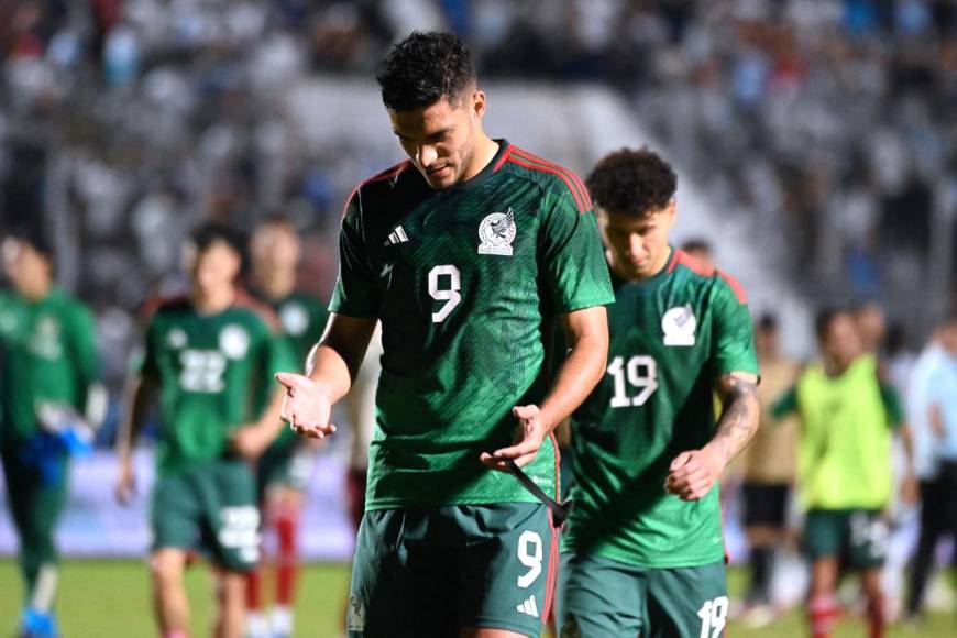 Raúl Jiménez se lamenta de la derrota de la Selección de México ante Honduras.