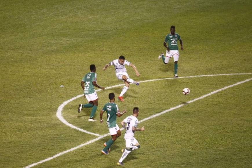 El argentino del Santos, Javier Correa, tuvo una gran noche en el Olímpico. Con este disparo de derecha, firmó el segundo gol.