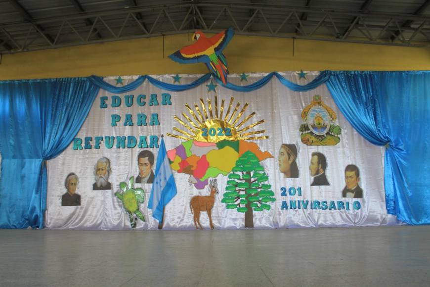 La escuela Dr. Presentación Centeno del Barrio Cabañas elaboró detalladamente un extraordinario mural cívico en la pared del escenario de dicha institución. En esta decoración se incluyó a los próceres y símbolos patrios.