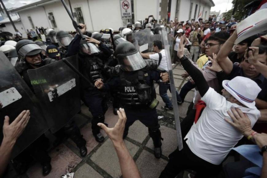 La semana pasada se registraron violentos enfrentamientos entre los manifestantes y la policía que dejaron una decena de detenidos y varios heridos en San José.