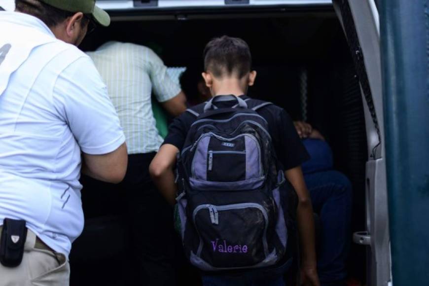 Undocumented Central American migrants are detained by Mexican migration agents inspecting minibuses and taxis at a checkpoint on the outskirts of Tapachula, Chiapas State, on June 10, 2019 in the framwork of Mexico's deal to curb migration in order to avert US President Donald Trump's threat of tariffs. - Mexico said Monday it will discuss a 'safe third country' agreement with the United States -- in which migrants entering Mexican territory must apply for asylum there rather than in the US -- if the flow of undocumented immigrants continues. (Photo by Pedro PARDO / AFP)
