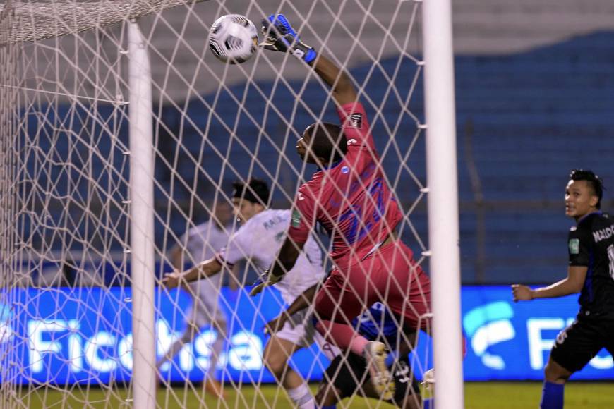 El portero hondureño Luis ‘Buba‘ López no pudo contener el balón tras el cabezazo de Júnior Lacayo.