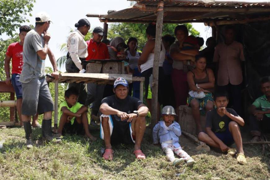 Ante la escasez de alimentos y agua, la población infantil está deshidratada, hay mujeres enfermas con sus bebés mientras estos lloran porque no tienen leche, pañales agua ni comida, ancianos a punto de colapsar por falta de medicinas y víveres, los adultos, que parecen los más fuertes, difícilmente resistirán más.