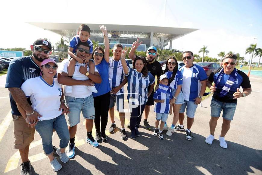 Bailes, carne asada, manta de Maradona y hasta un Lamborghini: las fotos del ambientazo en el Argentina-Honduras