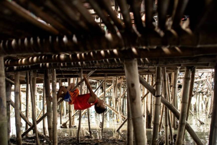 Sus casas están instaladas sobre pilotes de bambú o montones de tierra que resisten.