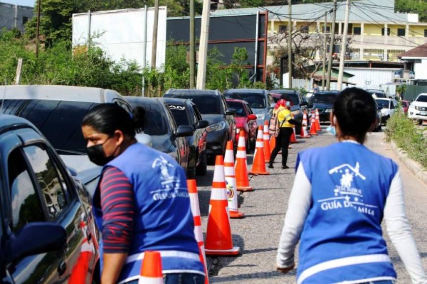 Salud ha pedido paciencia ante la escasez de jeringas. Argumentan que el proceso se seguirá bajo el mismo mecanismo. Personal de Salud trabaja en los centros de vacunación.