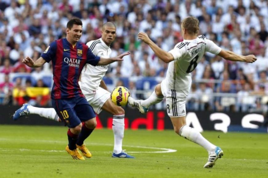 El jugador argentino del FC Barcelona, Lionel Messi, y los jugadores del Real Madrid, Toni Kroos y Pepe, en acción durante el clásico.