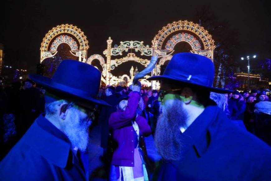 JERUSALÉN. Festival de las luces. La comunidad judía arrancó ayer la celebración del Hanukkah, la fiesta que ilumina el fin de año. Foto: EFE/MAXIM SHIPENKOV