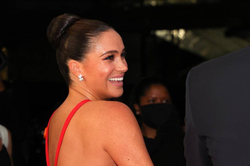 Meghan usó un vestido rojo de Carolina Herrera con cuello en V, diseñado para ella por el director creativo Wes Gordon como parte de la colección anterior al otoño de 2022. 