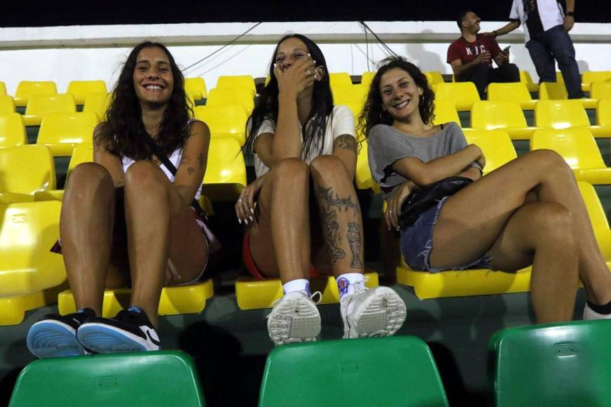 Iara, Camila y María Pía fueron sensación en las gradas del estadio Carlos Miranda de Comayagua el domingo pasado en el partido del Olimpia ante Honduras Progreso.