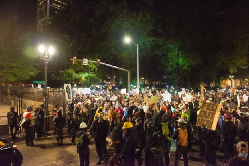 El viernes se vivió una noche de tensión en Portland, Orengo, escenario de protestas antirracistas y contra la presencia de los policías federales. <br/>La manifestación se tornó violenta, por lo que los elementos del orden usaron gases lacrimógenos para dispersar las personas. AFP.