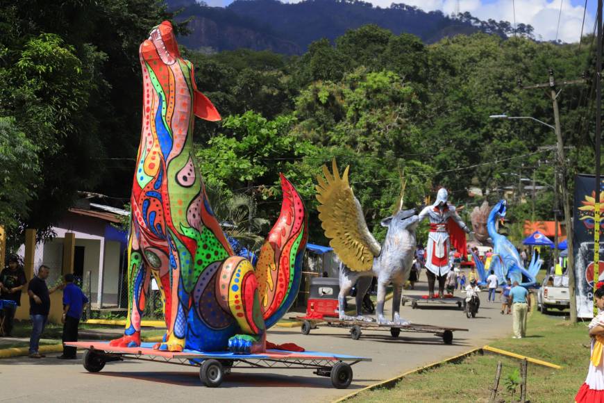 Majestuosas y coloridas son las chimeneas gigantes que engalanan la calle principal de Trinidad, festival que este año se realizó en honor a la presidenta Xiomara Castro.
